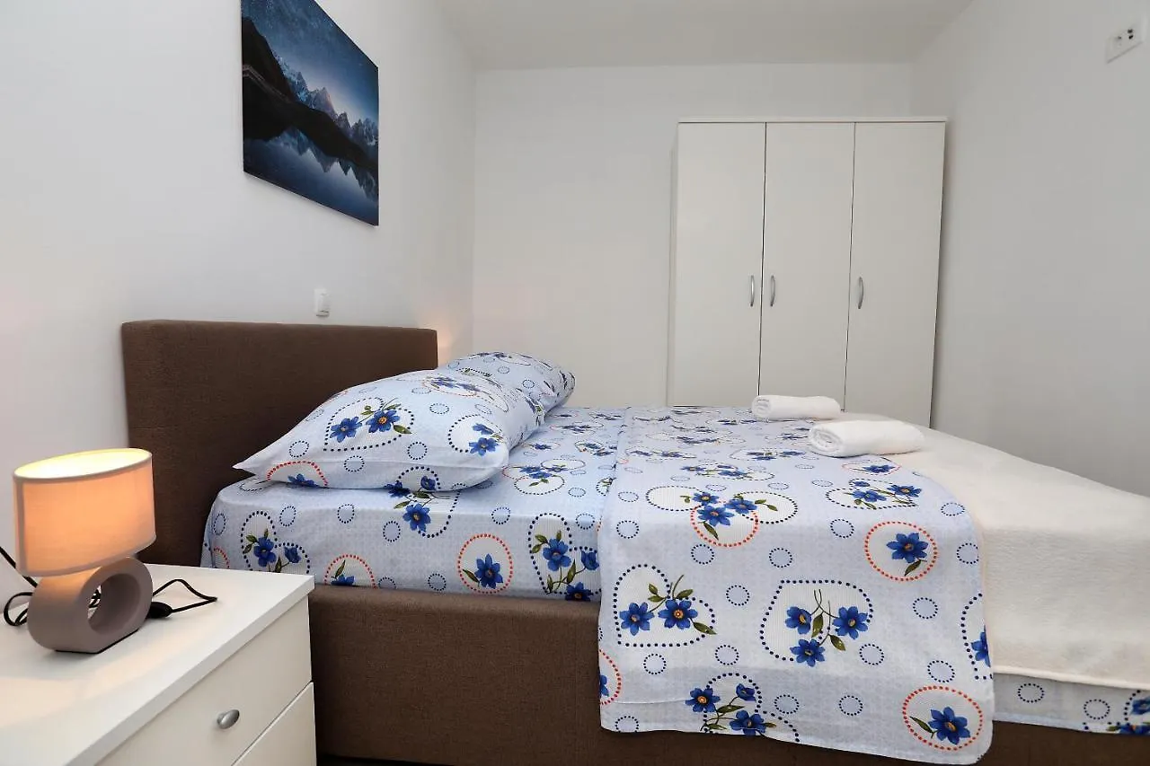 Beautiful 2-Bed Apartment In Okrug Gornji Trogir