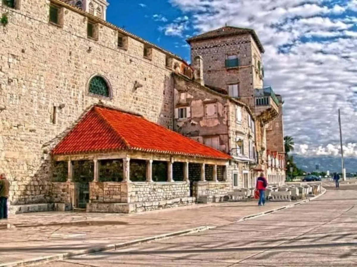 Beautiful 2-Bed Apartment In Okrug Gornji Trogir