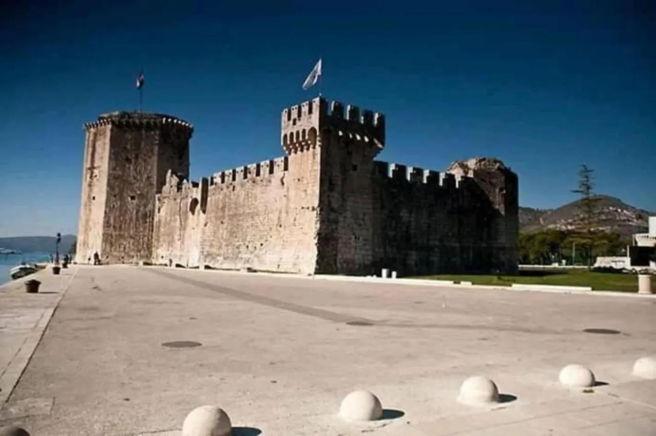 Beautiful 2-Bed Apartment In Okrug Gornji Trogir
