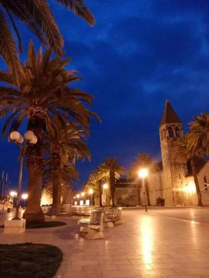 Beautiful 2-Bed Apartment In Okrug Gornji Trogir