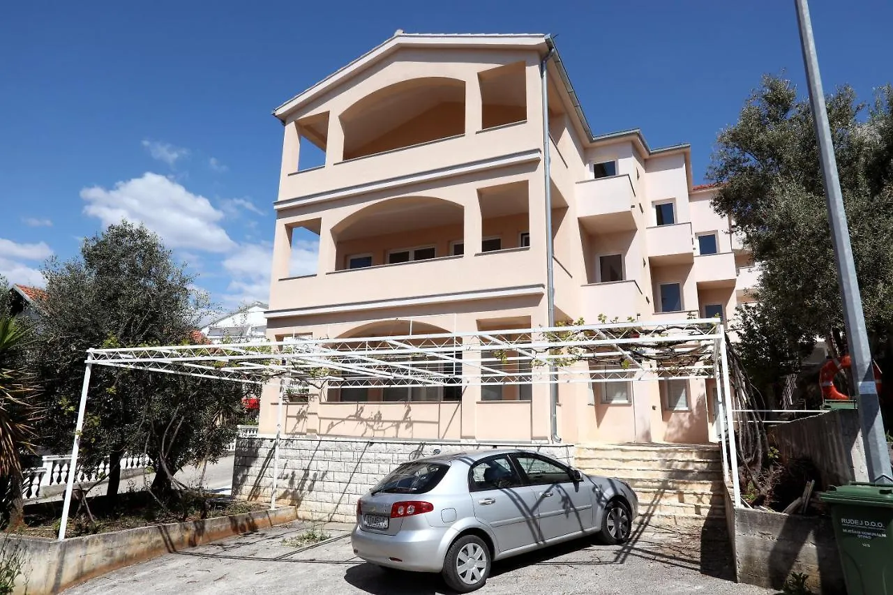 Beautiful 2-Bed Apartment In Okrug Gornji Trogir